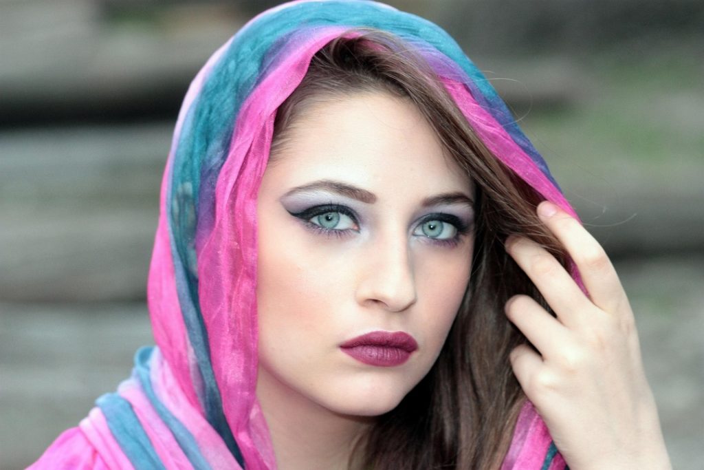 Wanita memakai scarf jilbab