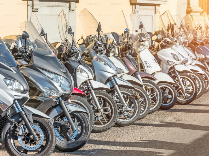 Deretan motor di dealer motor dengan berbagai pilihan kendaraan